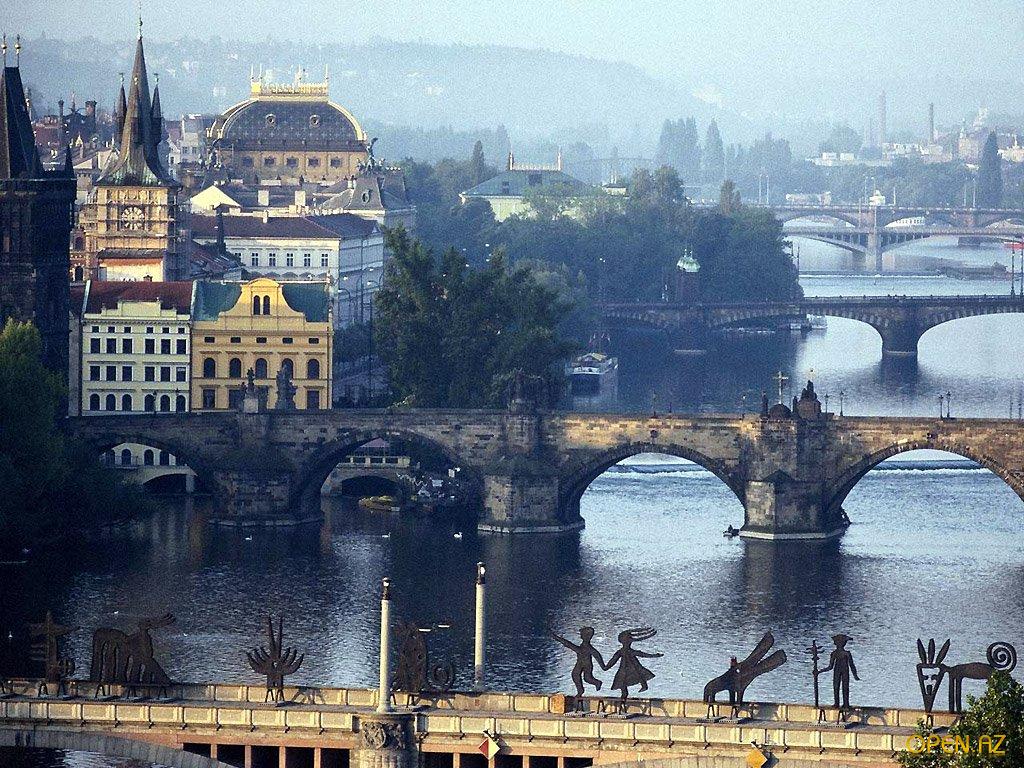 Какое время года лучшее для приезда в Прагу?